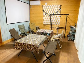ダイニングとしてお使いください。テーブル・ソファ・ベンチ - Fujilog 貸別荘《家電・調理器具・食器が揃うホームパーティ向けの部屋です》の室内の写真