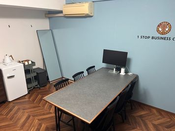デスクはモルタル調の落ち着いた雰囲気です♪ - 1SBC　熊本会議室 貸し会議室の室内の写真