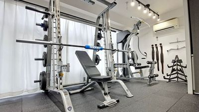 最高級品質のタフスタッフマシン2台完備で全身のあらゆるトレーニングが可能です - INDEPENDENT GYM 用賀店 パーソナルトレーニング専用レンタルジムの室内の写真