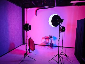 シャッターを閉めて照明を使った撮影も可能！ - STUDIO QOQO STUDIO QOQO【スタジオ ココ】大阪あびこ店の室内の写真