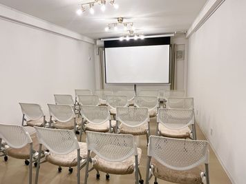 映画鑑賞・講義・講演会等 - レンタルルーム＆シェアサロン　Lupinus. 🌼New open｜郡山駅から車で15分｜完全個室｜備品無料の室内の写真