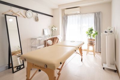 メインルーム全体
日当たりのいいナチュラルモダンなお部屋です - 武蔵小杉2分完全個室プライベートサロンkaede🌿🍁 マッサージ・施術等に最適！武蔵小杉レンタルサロンKaedeの室内の写真