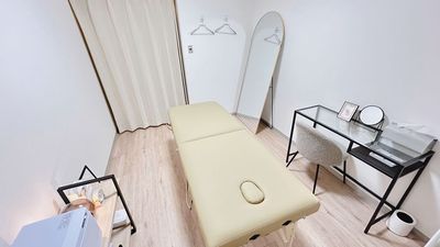 パーテーションもありお着替えなどにもご利用頂けます。 - レンタルサロンSHARE RETREAT横浜店 【完全個室貸切】レンタルサロン　シェアリトリート横浜駅前店の室内の写真