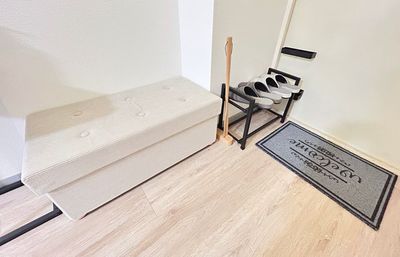 お客様の椅子、お荷物置きとしてご利用頂けます。 - レンタルサロンSHARE RETREAT横浜店 【完全個室貸切】レンタルサロン　シェアリトリート横浜駅前店の入口の写真