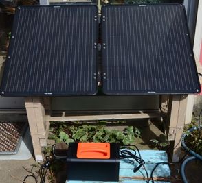 太陽光発電パネルとポータブル電源 - 里山小屋 （クラインガルテン）の設備の写真