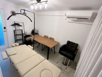 整体・マッサージ・ワックス脱毛・ドライヘッドスパ - レンタルルーム＆シェアサロン　Lupinus. 🌼Room2｜サロン利用可｜完全個室プライベート空間の室内の写真