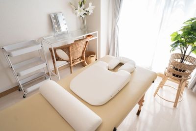 施術ベッド（折り畳み・高さ調整可能、奥行き185×幅170×高さ51～83ｃｍ）、顔・胸当て・半月枕 - 武蔵小杉2分完全個室プライベートサロンkaede🌿🍁 マッサージ・施術等に最適！武蔵小杉レンタルサロンKaedeの設備の写真