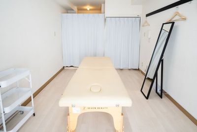 メインルーム　お部屋はカーテンで仕切りられています - 武蔵小杉2分完全個室プライベートサロンkaede🌿🍁 マッサージ・施術等に最適！武蔵小杉レンタルサロンKaedeの室内の写真