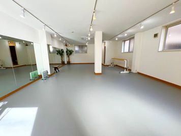 駅近！一面鏡とリノリウムのレンタルスタジオ！会議室などにも利用可。 - バレエタイムスタジオ