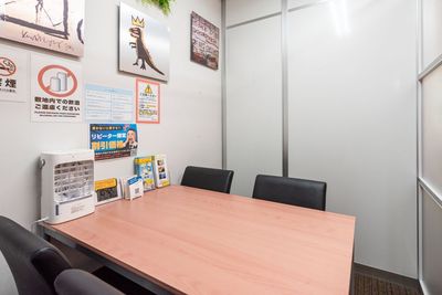 コンパクトなお部屋のため、大きな荷物やスーツケースを置くスペースがございませんので、お気を付けください。 - 青山ライズオフィス 青山ライズオフィス会議室の室内の写真