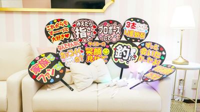 応援うちわやペンライトが揃っているので、
「手ぶらで推し活」も可能です。  - SP515 シェアスぺfiore心斎橋の室内の写真