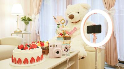 多数のフェイクケーキ類のほか、有料ですが チェキもご用意しています。  - SP515 シェアスぺfiore心斎橋の室内の写真