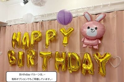  ソファの後ろにバルーンやタオル、ポスター等を簡単に掲げられるよう、独自のクリップレールを設置しました。
 - SP515 シェアスぺfiore心斎橋の室内の写真