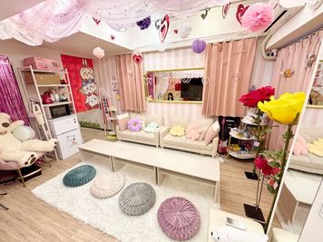 ピンクや赤系を基調にした「姫系」ルームですが、細部に様々な＋αのこだわりも発見できます。
 - SP515 シェアスぺfiore心斎橋の室内の写真