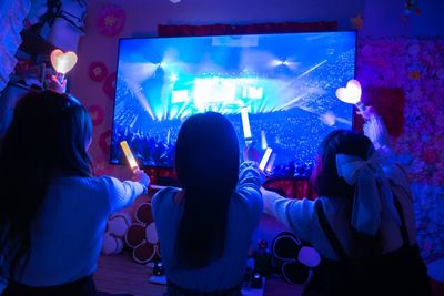 関西最大級の美麗 75 型４KTV で、推しが目の前に迫ってくる感覚も味わえます。 - SP515 シェアスぺfiore心斎橋の室内の写真
