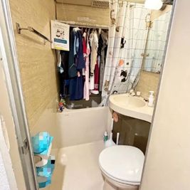 トイレユニット。奥のバスタブにはコスプレ衣装を格納しています。（※バス、シャワーはご利用いただけません。） - SP515 シェアスぺfiore心斎橋の室内の写真
