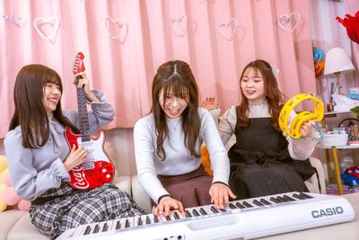 電子ピアノなどの楽器類まで置いてあるルームは他にないのでは？電子ピアノは光ナビゲーションシステム採用で、初心者の方も簡単に弾けます - SP515 シェアスぺfiore心斎橋の室内の写真