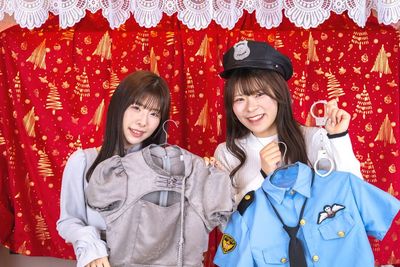 コスプレも多数ご用意。TV の後ろのカーテンを利用すると、TV 前も簡易な撮影スポットに早変わり。

 - SP515 シェアスぺfiore心斎橋の室内の写真