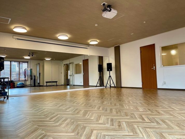 【開放感あり】広々レンタルジムスペース - SEEMS｜Body make salon｜レンタルジム