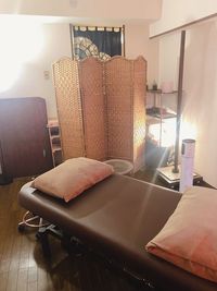 お客様の目線からも、パーテーションの向こうは見えないので安心です - Takanakkoレンタルサロン Takanakkoレンタルサロン池袋店の室内の写真