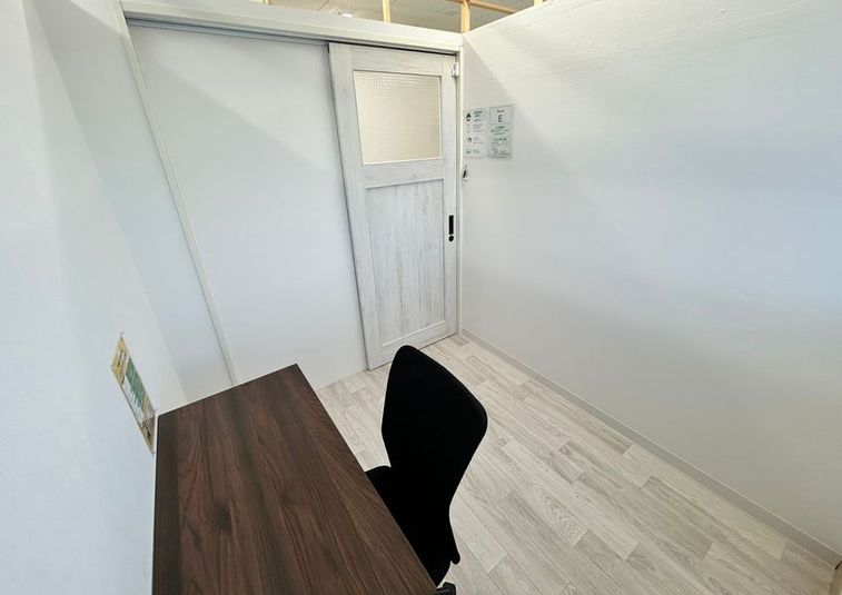 【個室E】ブース〜上部空間あり〜（1名用） - 【甲斐竜王 by シェアオフィスBee】