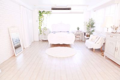 Studio EASTRIVER｜イーストリバー秋葉原 本格アンティーク家具が彩る撮影スタジオの室内の写真