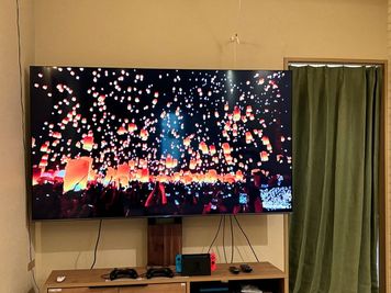 関西最大級の75型美麗4KTVを導入しました。 - シエスタ烏丸 〈シエスタ烏丸〉【11名～20名様専用】の室内の写真
