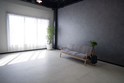 大きな窓とモルタル調の壁で雰囲気ある写真が撮れます！ - STUDIO QOQO STUDIO QOQO【スタジオ ココ】大阪あびこ店の室内の写真