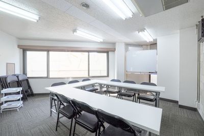 会議やミーティング - 【東京神田】 駅近貸会議室　 駅近、利便性の良いレンタルスペースの室内の写真