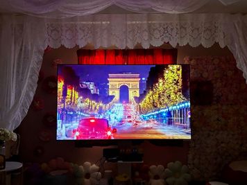 75 型大画面美麗4KTV の存在感は圧倒的です。3Dサラウンドサウンドバーを設置し音響もバッチリです。 - SP515 シェアスぺfiore心斎橋の室内の写真
