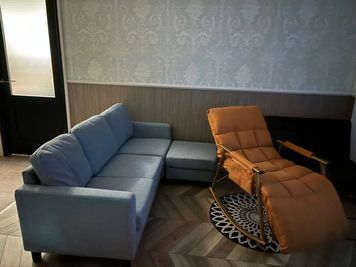 ソファ　※移動可能です。軽く女性一人でも移動できます。 - レンタルスペース「If」 多目的スペース　レンタルスペース「If」の設備の写真