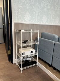 プロジェクター　全て配線済なので台ごと移動すれば見れるようになっています。 - レンタルスペース「If」 多目的スペース　レンタルスペース「If」の設備の写真