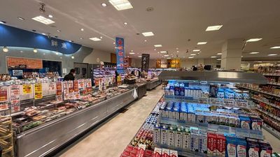 品揃え豊富、特に鮮魚と精肉が充実の「スーパー　ピュア13」さんはお部屋から徒歩１分です。業務スーパーさん、CanDoさんも徒歩１分！ - グッドワン十三　スマイルーム グッドワン十三スマイルーム　未成年🆗防犯カメラ🈚️映画鑑賞◎のその他の写真