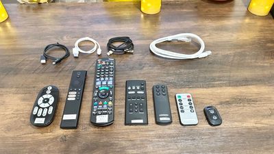リモコンは左から天井照明、プロジェクター、ブルーレイプレーヤー（地デジ）、サウンドバー、HDMI切替器、キャンドルライト、スマホカメラシャッター操作リモコン - グッドワン十三　スマイルーム グッドワン十三スマイルーム　未成年🆗防犯カメラ🈚️映画鑑賞◎の設備の写真
