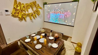 お誕生日パーティーも。
スクリーンを見て左側の壁に２個フックがあります。
バルーンはお持ち込みください★ - グッドワン十三　スマイルーム グッドワン十三スマイルーム　未成年🆗防犯カメラ🈚️映画鑑賞◎の室内の写真