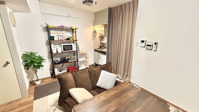 ワンルームが楽！
スクリーンの対面側にキッチンがあります。
すぐに必要なものが取れます💛 - グッドワン十三　スマイルーム グッドワン十三スマイルーム　未成年🆗防犯カメラ🈚️映画鑑賞◎の室内の写真