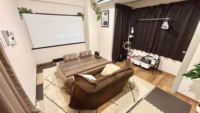 シアター84インチ大型スクリーンとGoogleTV内臓の高画質レーザープロジェクター＆ドルビー音質サウンドバー設置❣冬はこたつ設置🌞 - グッドワン十三　スマイルーム グッドワン十三スマイルーム　未成年🆗防犯カメラ🈚️出入り🆓の室内の写真