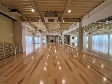 大きな鏡が壁に2面 - レンタルスタジオPiatto獨協大学前駅前店の室内の写真