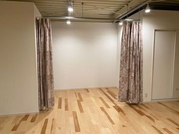 着替え用仕切りカーテン - レンタルスタジオPiatto獨協大学前駅前店の設備の写真