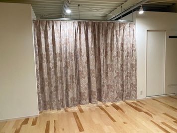 着替え用仕切りカーテン - レンタルスタジオPiatto獨協大学前駅前店の設備の写真