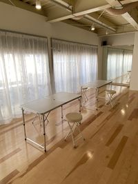 簡易テーブル 2個（60cmｘ120㎝）高さは調節できます - レンタルスタジオPiatto獨協大学前駅前店の室内の写真