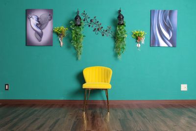 ティールブルーの珪藻土の壁に、 絵画、ランプ等がシンメトリーに配置されています。 そのシンメトリーを崩すように、 真鍮の薔薇が横切っています。  - Atelier Boudoir（スタジオ・ブドワール） 撮影スタジオ　Atelier Boudoirの室内の写真