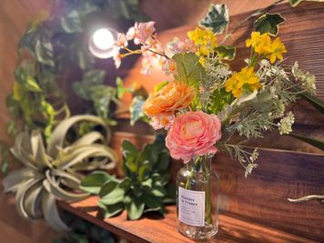桜はもちろん、春の花々も楽しめます。 - プランツ プランツ飯田橋 グリーンとアロマに囲まれたボタニカル風リラックスシネマスペースの室内の写真