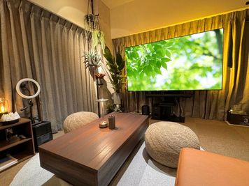 75インチ大画面テレビで迫力の映像をお楽しみください。 - プランツ プランツ飯田橋 グリーンとアロマに囲まれたボタニカル風リラックスシネマスペースの室内の写真