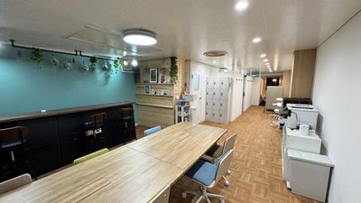 フリーアドレス、カウンター、昇降式デスク、その日の気分に合わせて席をチョイス！ - ANOTHER DESKの室内の写真