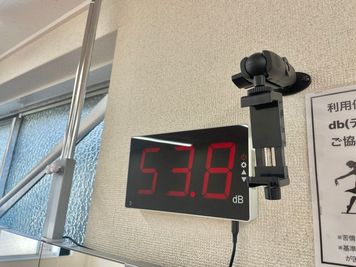 鏡の中央の上側にスマホホルダー。撮影可能です。 - Dr.YogaSta　小岩レッスンスタジオ Dr.YogaSta小岩レッスンスタジオの室内の写真