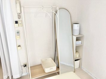 全身ミラーやハンガーラック、お着替えを置いていただくBOXなどもあり、施術を受けるお客様も快適にお過ごし頂けます。 - white rabbit 巣鴨店 レンタルサロンの室内の写真