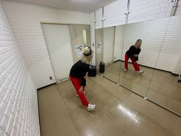 THビル2階Fルーム 多目的スペース（会議室、教室、ダンス）の室内の写真