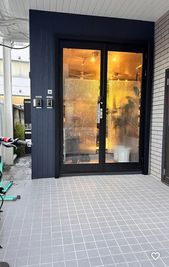 入口になります。
暗証番号を押してお入りください。 - HALU代官山 【恵比寿最安値】パーソナルジムPolish【TRルーム2】の外観の写真