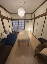 【ルームA】西新井駅から徒歩2分！整体マット・ソファ・キッチン・シャワー完備の沖縄風施術ベッドルーム♪ - サロン・ド・ラズリ